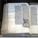 Bible écrite à la main en belgique en 1407, modèle exposé en Angleterre